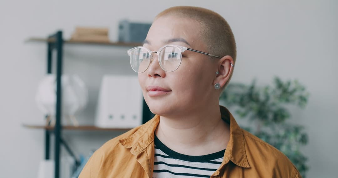 盯着拾荒老人不放，是怜悯？还是想遮羞？